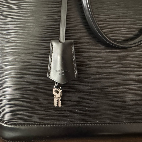 Louis Vuitton Epi Alma GM Black Handbag - Picture 8 of 10